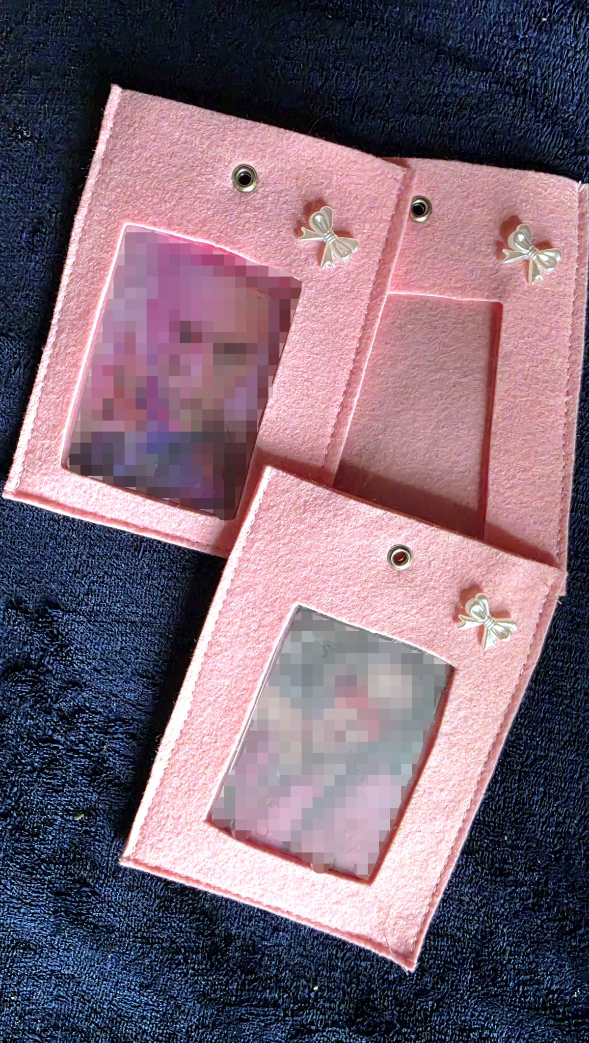 Holder rose K-pop mignon avec détail nœud blanc