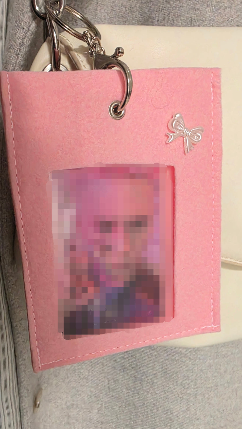 Holder rose K-pop mignon avec détail nœud blanc