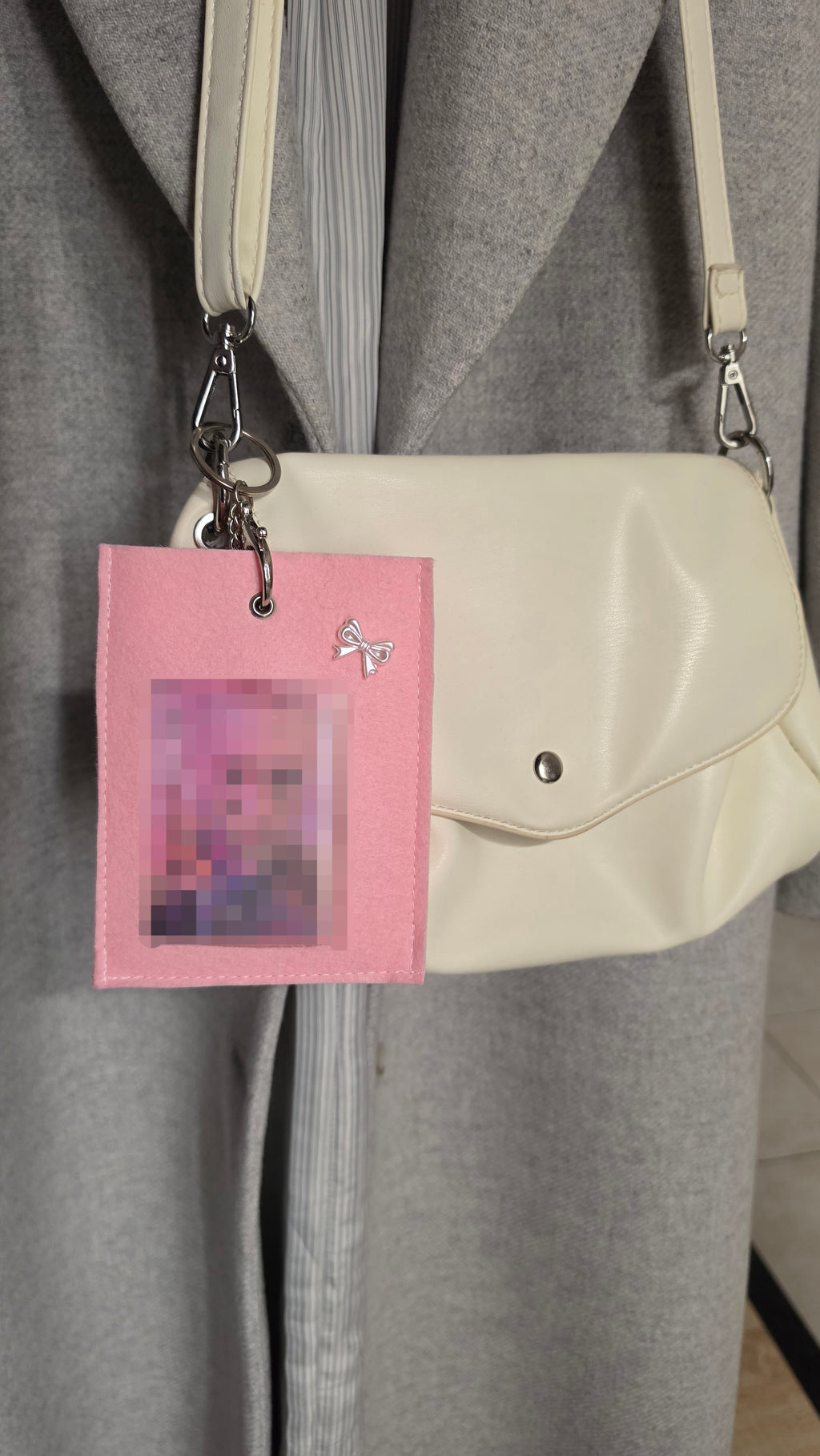 Holder rose K-pop mignon avec détail nœud blanc