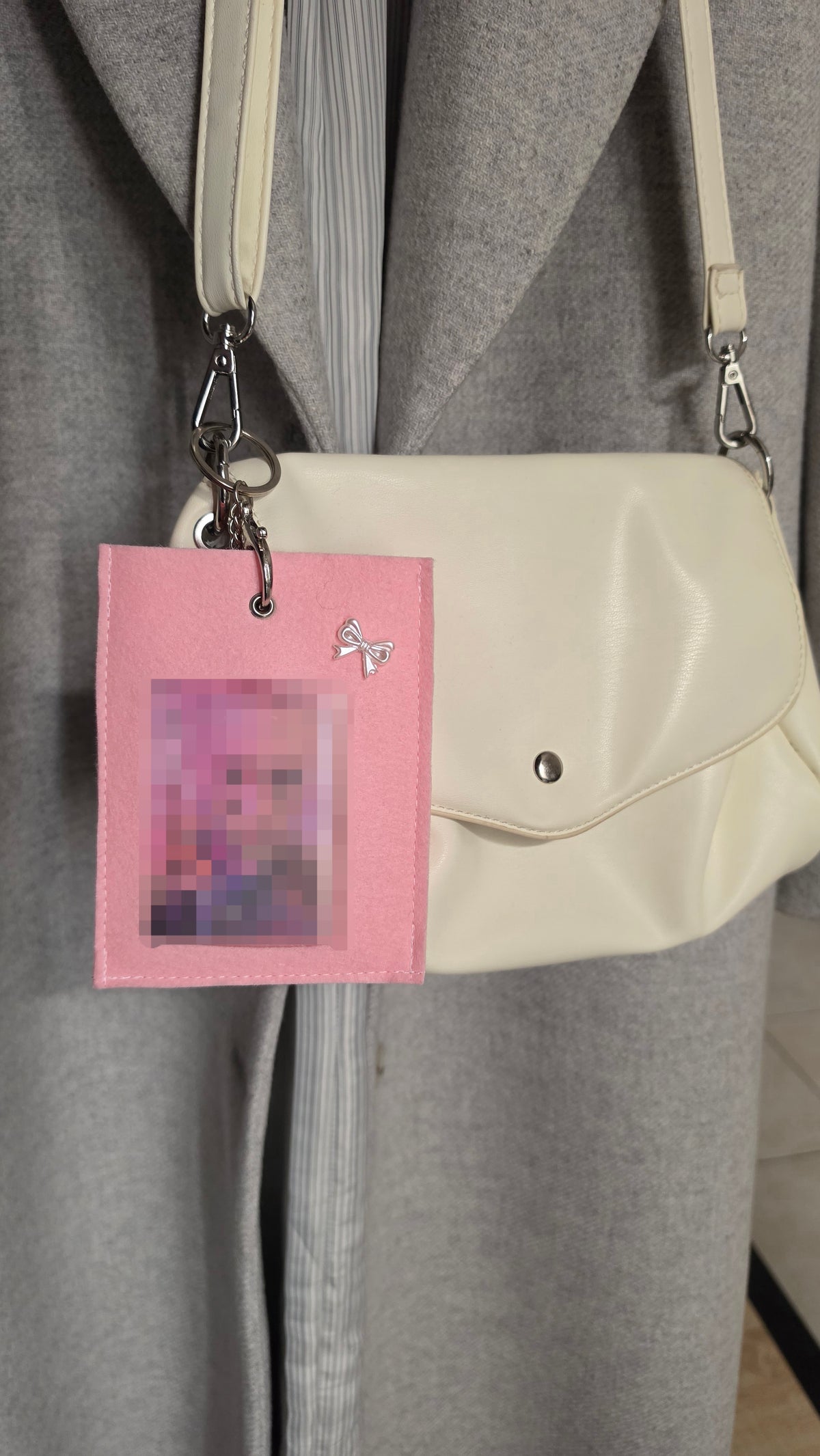 Holder rose K-pop mignon avec détail nœud blanc