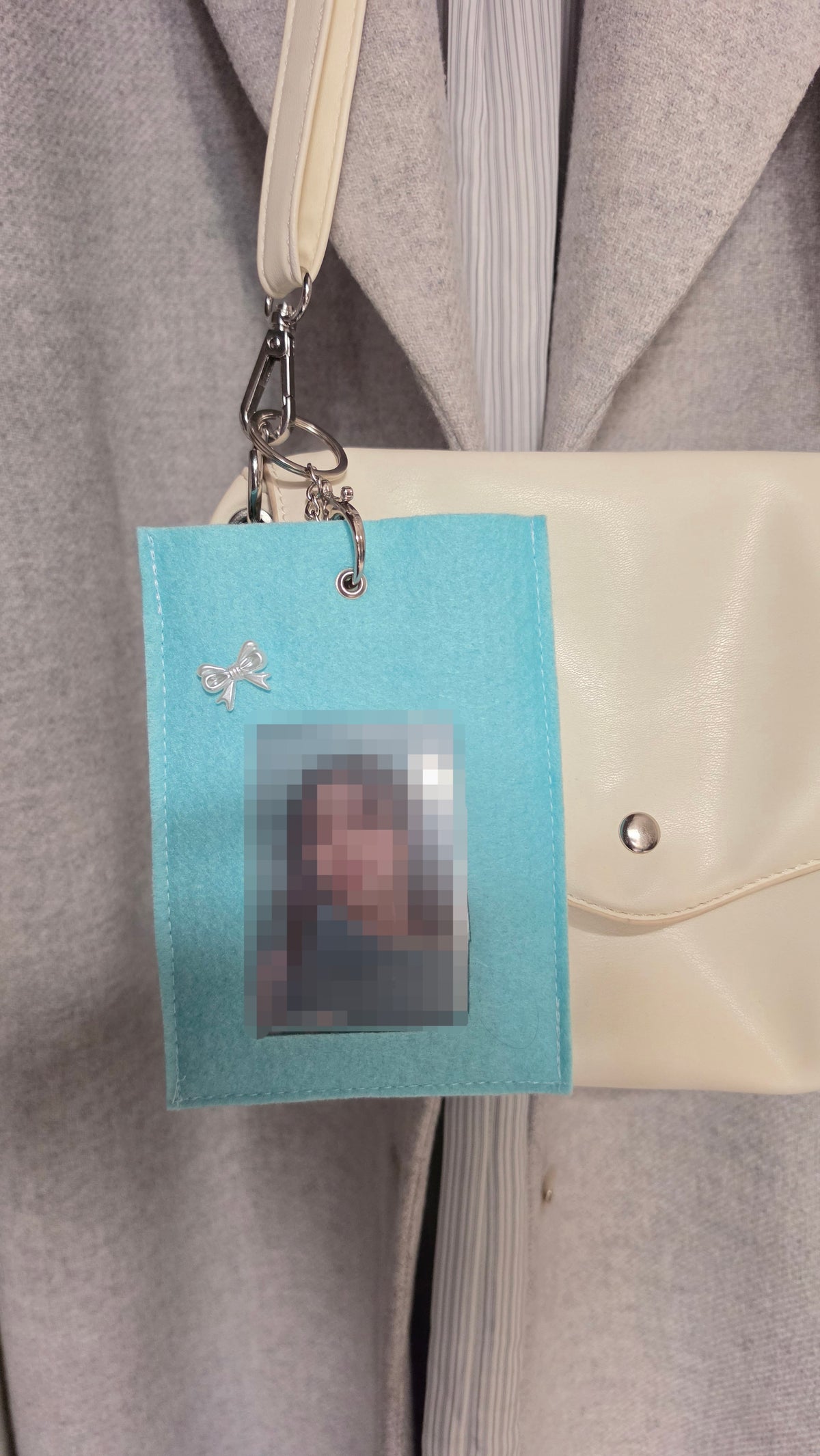 Holder vert menthe K-pop avec détail nœud blanc