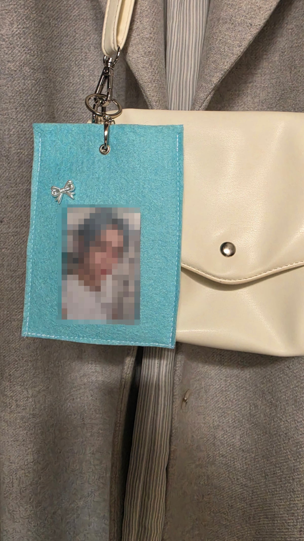 Holder vert menthe K-pop avec détail nœud blanc