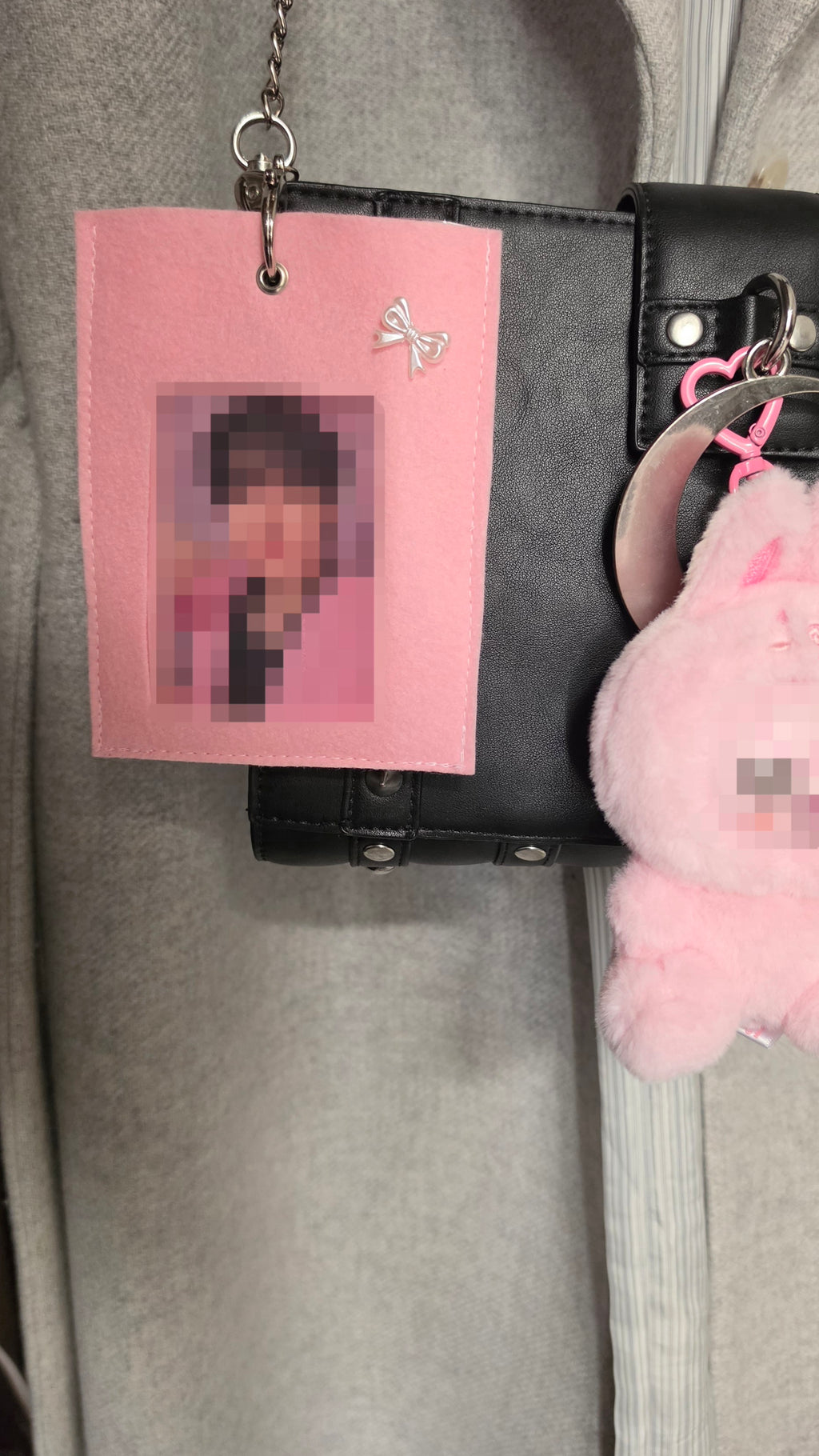 Holder rose K-pop mignon avec détail nœud blanc