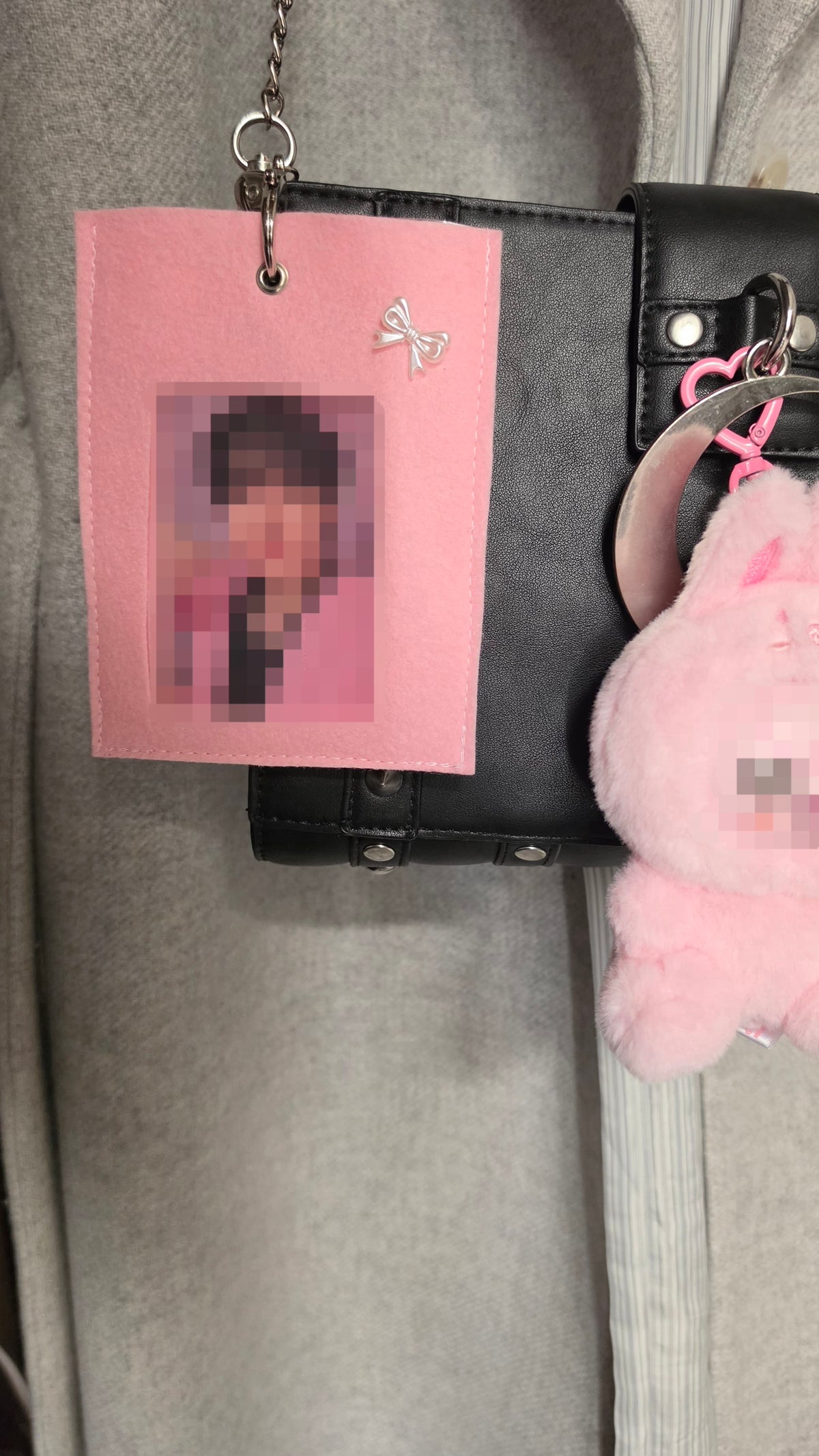 Holder rose K-pop mignon avec détail nœud blanc